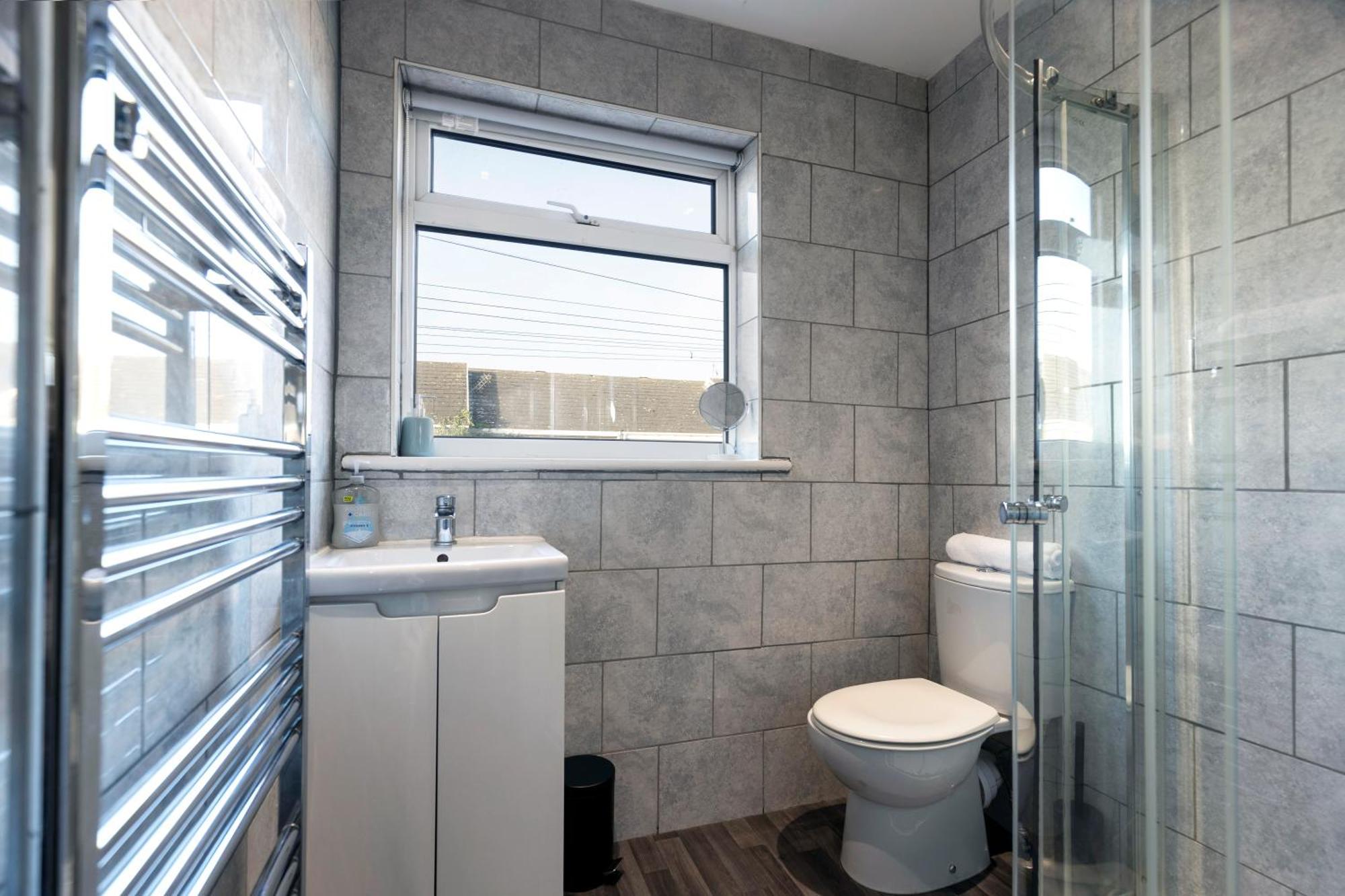 Quiet And Comfy House With 2 Bedrooms And 2 Bathrooms Super Fast Wifi And Crisp Hotel Standard White Linen Hosted By Our Home Short Stays Darlington  Luaran gambar