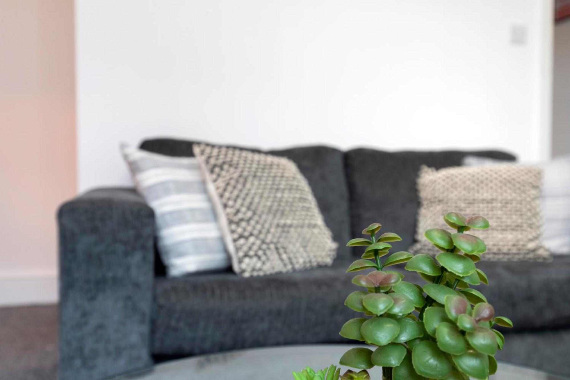 Quiet And Comfy House With 2 Bedrooms And 2 Bathrooms Super Fast Wifi And Crisp Hotel Standard White Linen Hosted By Our Home Short Stays Darlington  Luaran gambar