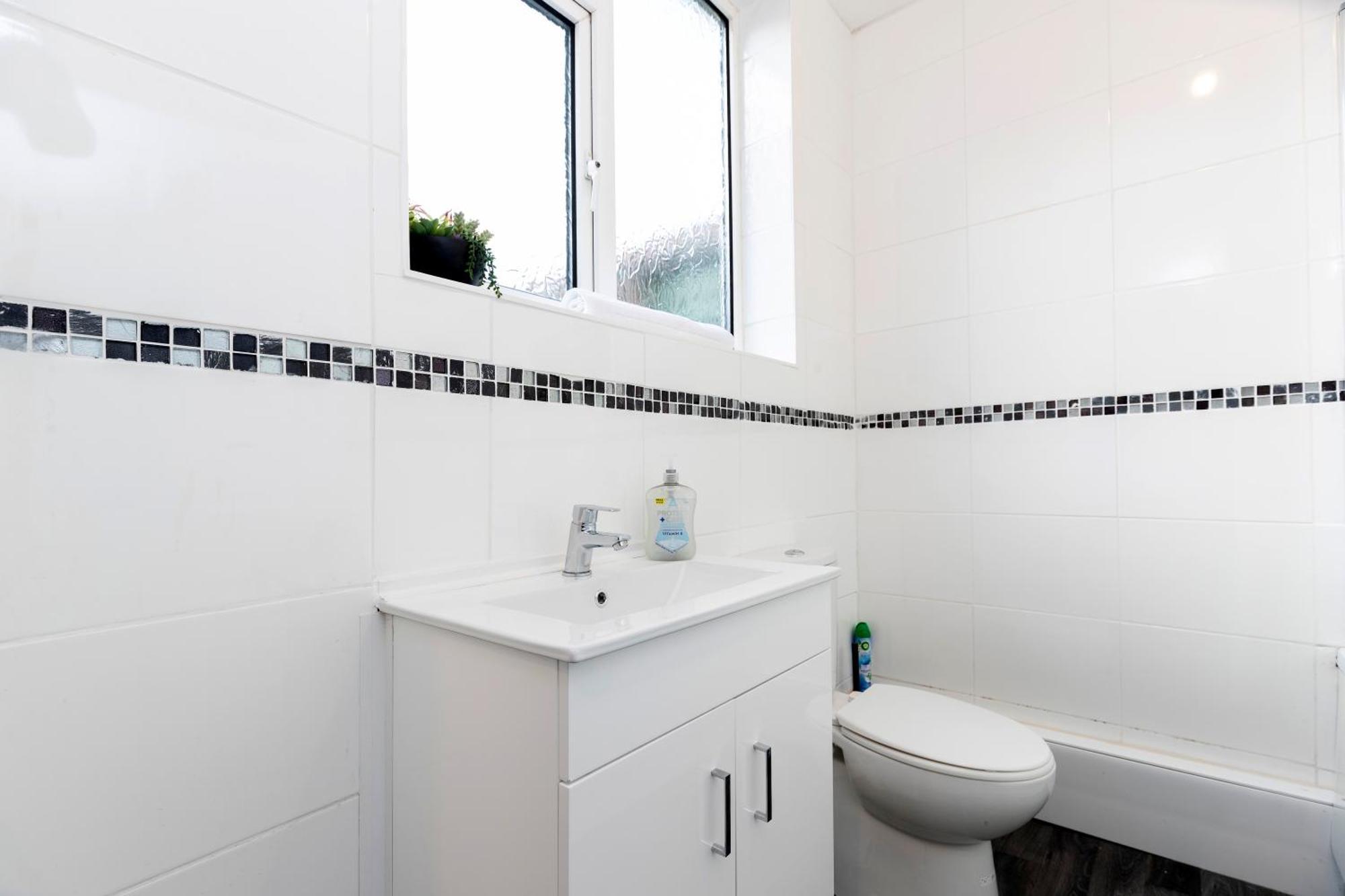 Quiet And Comfy House With 2 Bedrooms And 2 Bathrooms Super Fast Wifi And Crisp Hotel Standard White Linen Hosted By Our Home Short Stays Darlington  Luaran gambar