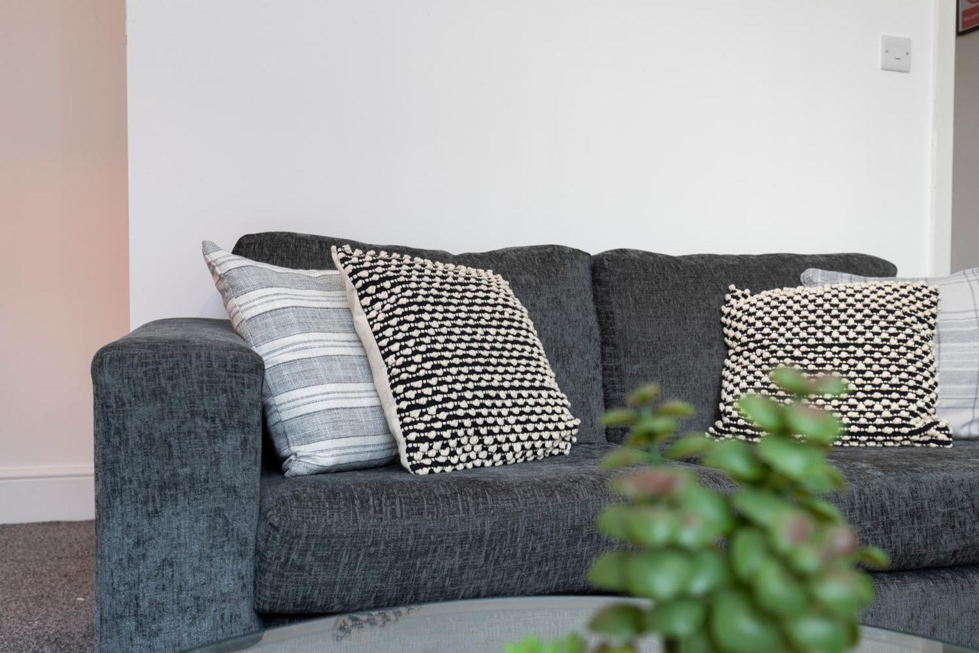 Quiet And Comfy House With 2 Bedrooms And 2 Bathrooms Super Fast Wifi And Crisp Hotel Standard White Linen Hosted By Our Home Short Stays Darlington  Luaran gambar